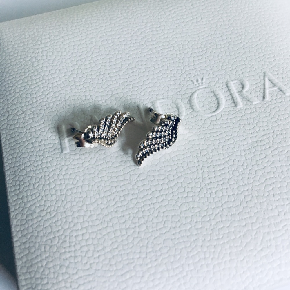 PANDORA MAJESTIC FEATHERS STUD EARRINGS